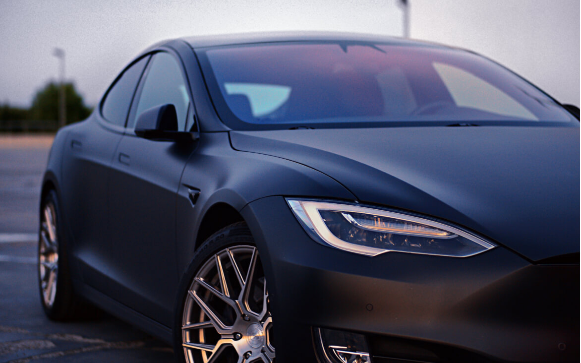 Tesla noire en avant-plan.